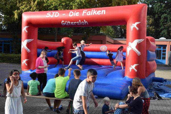 Strahlender Sonnenschein, fröhliches Kinderlachen