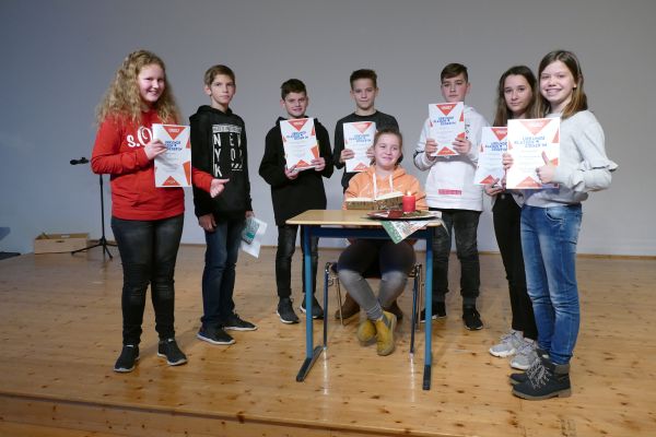 Delfine und Fledermäuse tummeln sich in der Aula der Osterrath-Realschule
