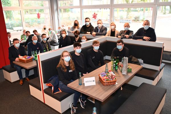 Schülerhaushalt investiert in Sitzmöbel für die Eingangshalle